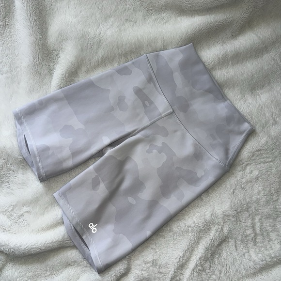 ALO Yoga White & Gray Camo Shorts Biker Vapor High Rise XS Performance 7.5"‎ Run - Picture 7 of 10